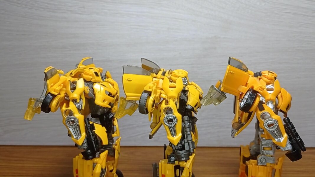 Transformers Studio Series 87 DOTM Bumblebee In Hand Image (14b) (7 of 15)